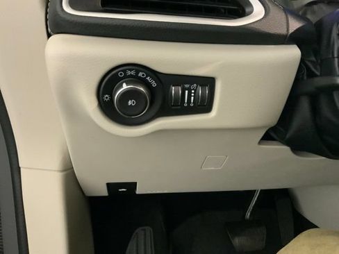Used 2022 Chrysler Pacifica Touring-L FWD image 43