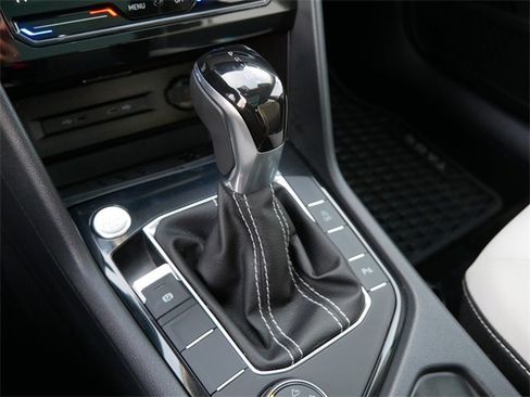 Certified 2025 Volkswagen Taos SE image 28