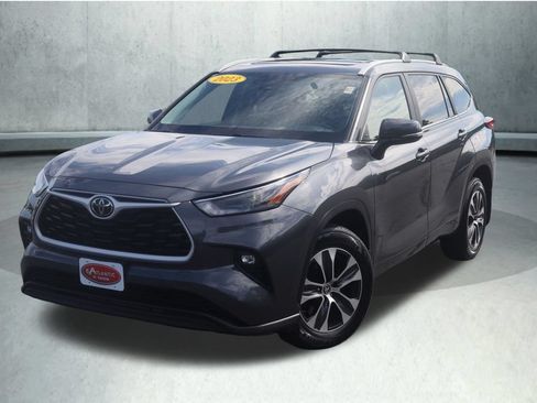 Used 2023 Toyota Highlander XLE AWD/4WD image 27