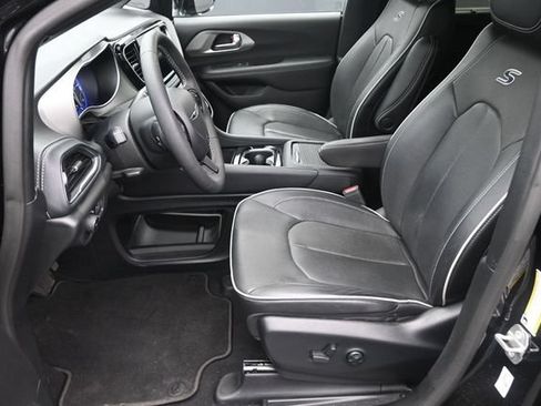 Used 2023 Chrysler Pacifica Limited w/ S Appearance Package FWD image 10