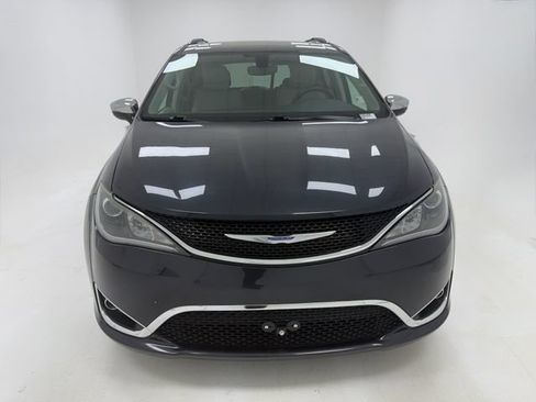 Used 2020 Chrysler Pacifica Limited FWD image 3