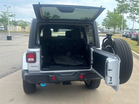 Used 2024 Jeep Wrangler Unlimited w/ Convenience Group AWD/4WD image 8