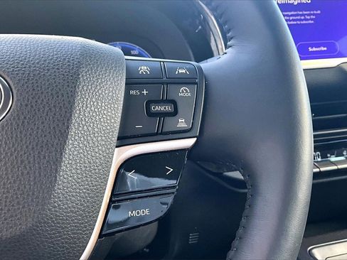 Used 2023 Toyota Crown Limited image 12