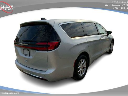 Used 2024 Chrysler Pacifica Touring-L FWD image 5