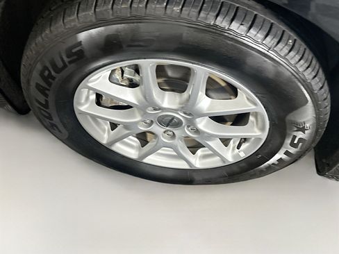 Used 2023 Chrysler Pacifica Touring-L image 11