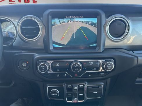 Used 2019 Jeep Wrangler Unlimited Sahara w/ Uconnect 4C Nav & Sound Group image 38