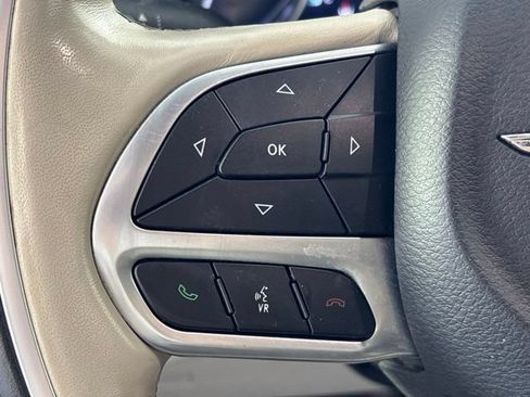 Used 2019 Chrysler Pacifica Limited w/ Tire & Wheel Group FWD image 12