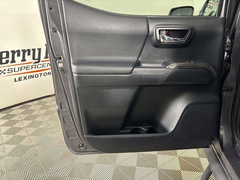 Used 2016 Toyota Tacoma TRD Sport image 21