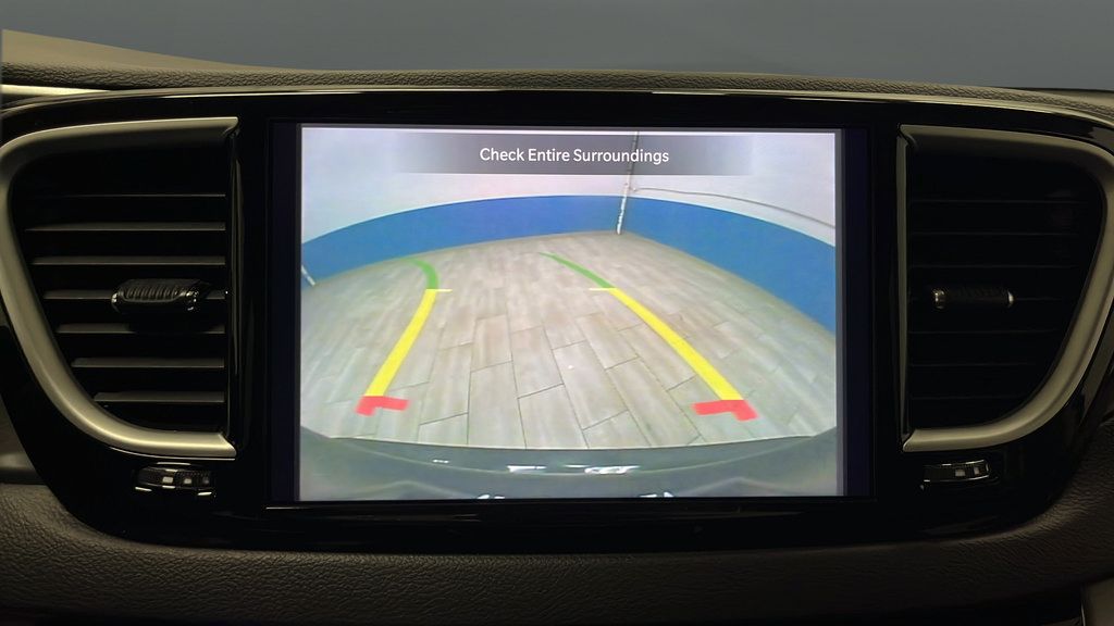 Used 2024 Chrysler Pacifica Touring-L FWD image 13