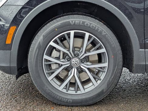 Used 2020 Volkswagen Tiguan SE w/ Panoramic Sunroof Package image 39