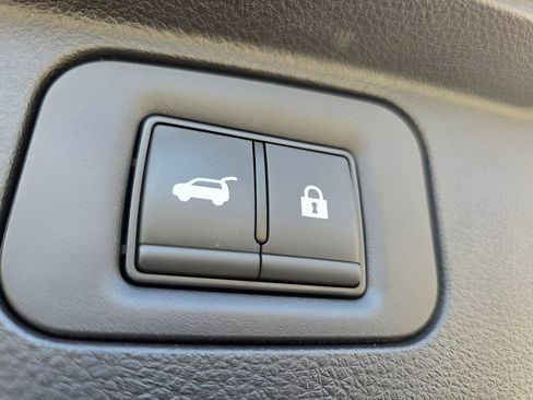 Used 2025 Nissan Armada SL w/ Captain's Chari Seat Package image 10