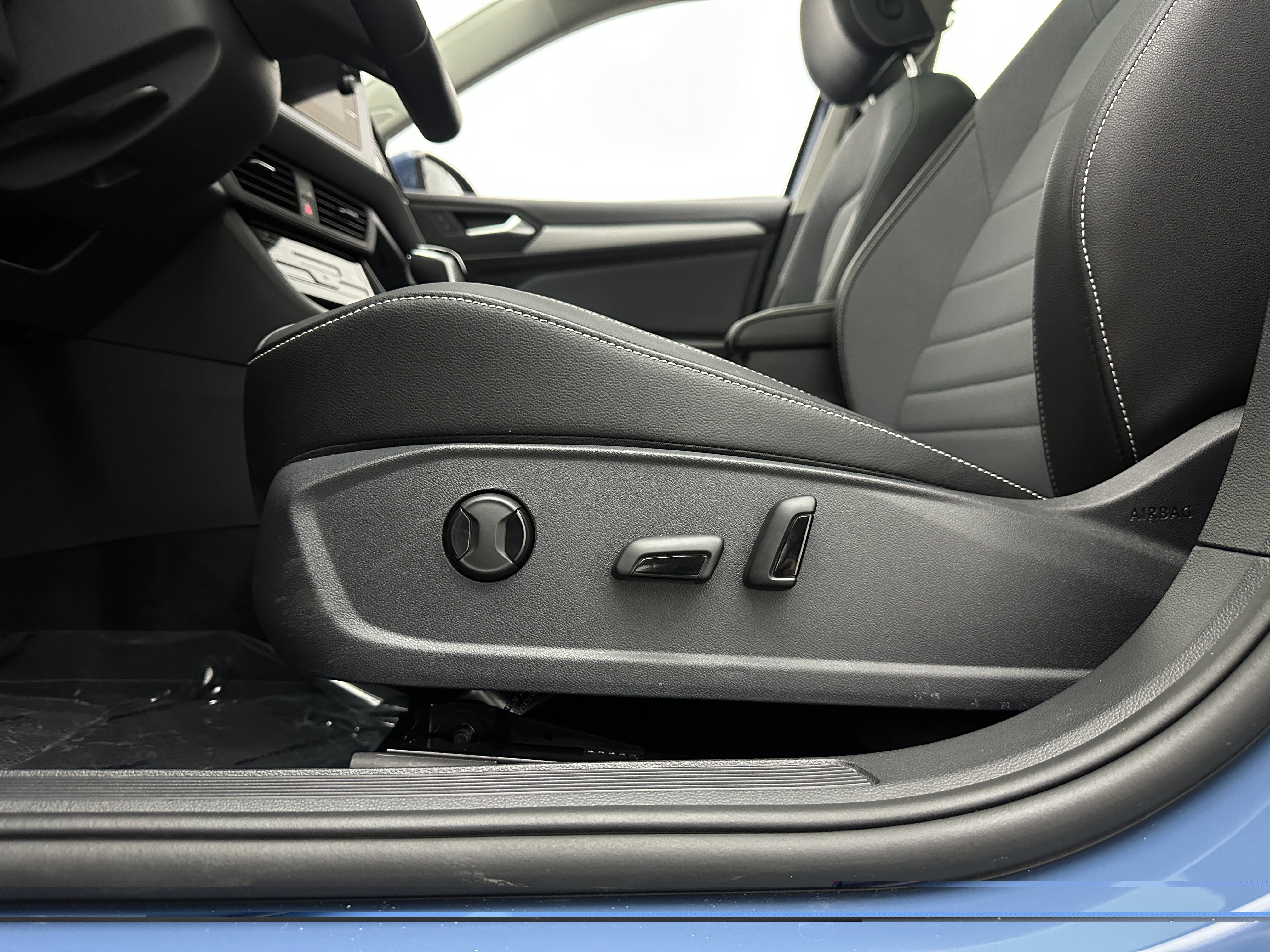 Used 2026 Volkswagen Jetta SE FWD image 15