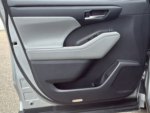 Used 2024 Toyota Highlander XLE image 8