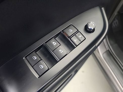 Used 2019 Toyota Highlander XLE image 24