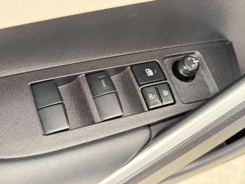 Used 2026 Toyota Corolla Cross LE FWD image 13