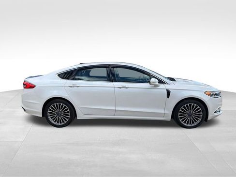 Used 2017 Ford Fusion SE w/ Fusion SE Technology Package FWD image 2