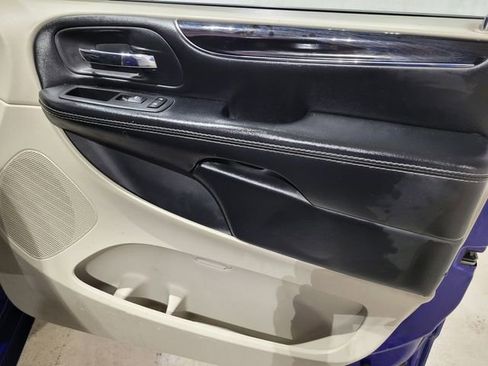 Used 2019 Dodge Grand Caravan SXT w/ Rear Park Assist Package image 47