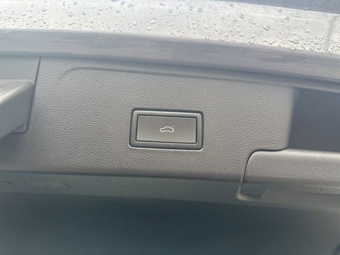 Used 2021 Volkswagen Atlas Cross Sport SE image 11