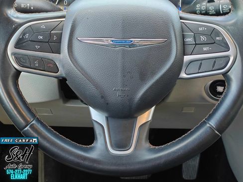 Used 2017 Chrysler Pacifica Touring-L FWD image 5