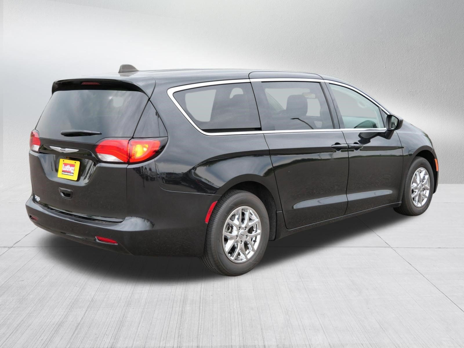Used 2024 Chrysler Voyager LX FWD image 7