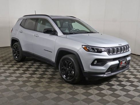 Used 2025 Jeep Compass Latitude image 2