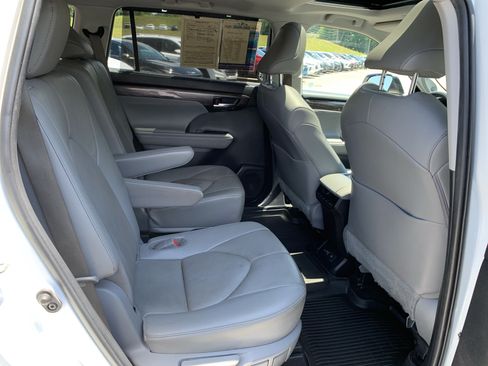 Used 2023 Toyota Highlander Limited FWD image 35