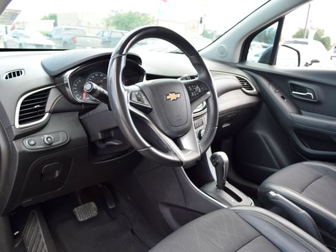 Used 2019 Chevrolet Trax LT w/ LT Convenience Package FWD image 12