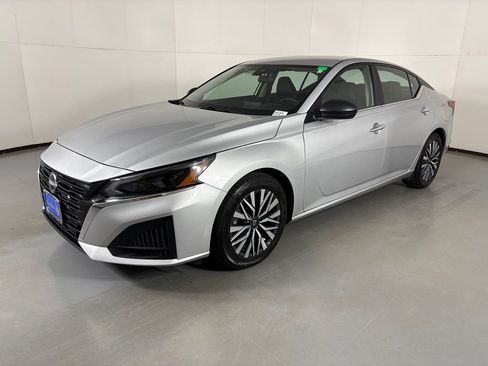 Used 2024 Nissan Altima 2.5 SV FWD image 4