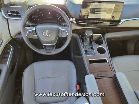 Used 2022 Toyota Sienna XLE image 13