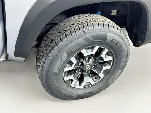 Used 2022 Toyota Tacoma TRD Off-Road w/ TRD Premium Off Road Package AWD/4WD image 31