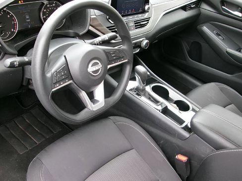 Used 2024 Nissan Altima 2.5 SV image 12