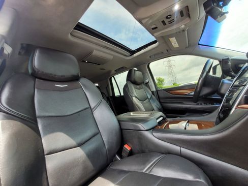 Used 2018 Cadillac Escalade Premium Luxury RWD image 31