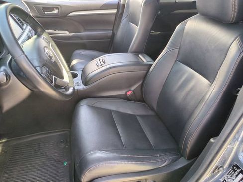 Used 2018 Toyota Highlander XLE AWD/4WD image 17