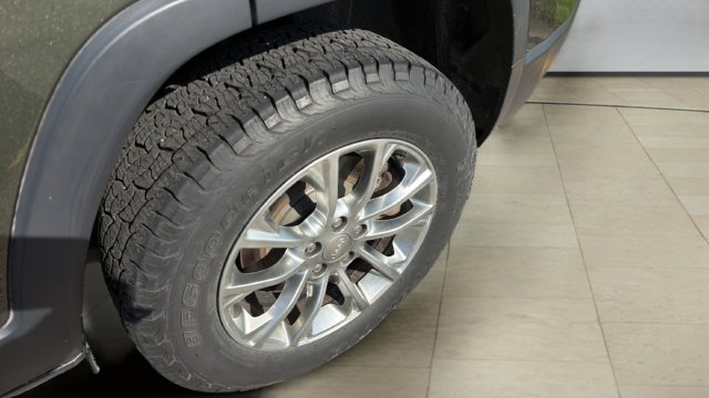 Used 2019 Jeep Cherokee Latitude Plus w/ Cold Weather Group AWD/4WD image 10