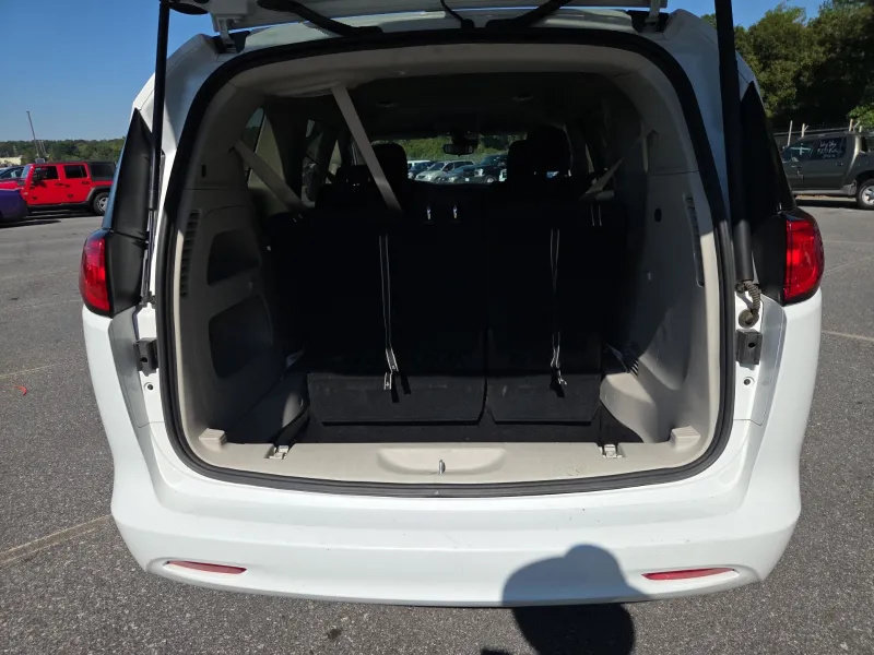 Used 2024 Chrysler Voyager LX FWD image 17