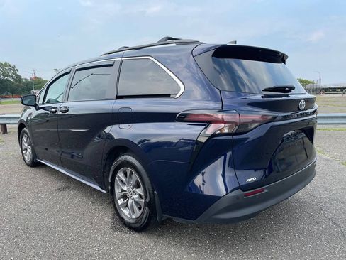 Used 2023 Toyota Sienna XLE AWD/4WD image 11