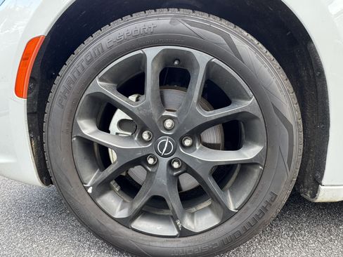 Used 2025 Chrysler Pacifica Limited FWD image 14