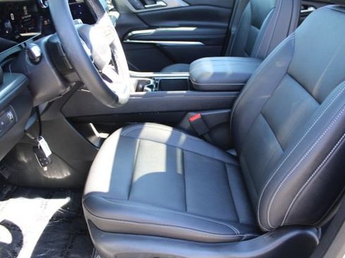 Used 2025 Chevrolet Traverse LT w/ Sun and Wheel Package image 26