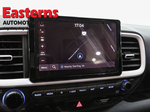 Used 2023 Hyundai Venue Limited FWD image 18