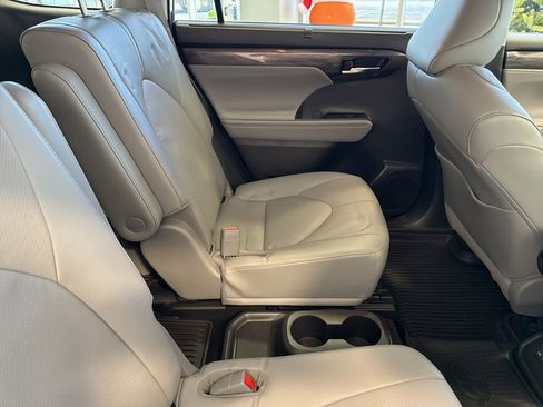 Used 2023 Toyota Highlander Limited image 19