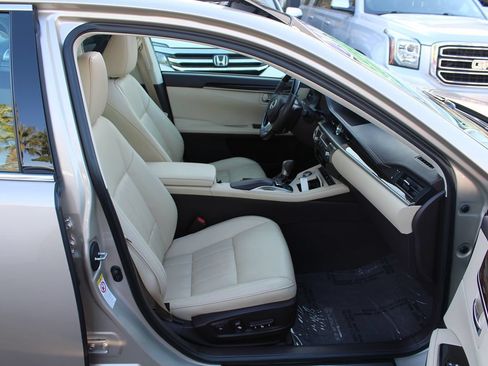 Used 2016 Lexus ES 350 w/ Luxury Package w/Wood Trim FWD image 21