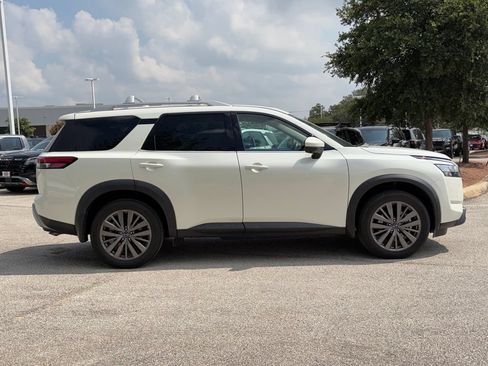 Used 2024 Nissan Pathfinder SL w/ SL Premium Package FWD image 4