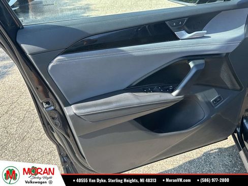 Used 2025 Volkswagen Tiguan SE w/ Panoramic Sunroof Package AWD/4WD image 17