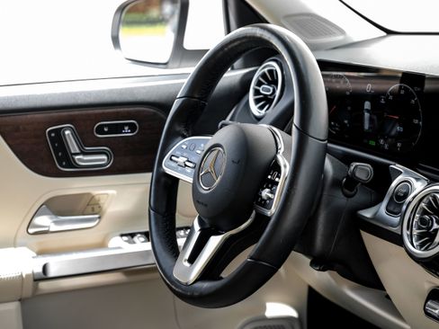 Used 2023 Mercedes-Benz EQB 300 4MATIC image 12