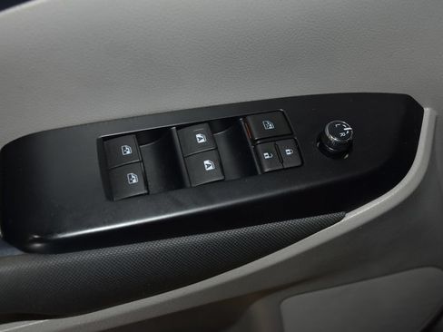 Used 2017 Toyota Highlander LE FWD image 22