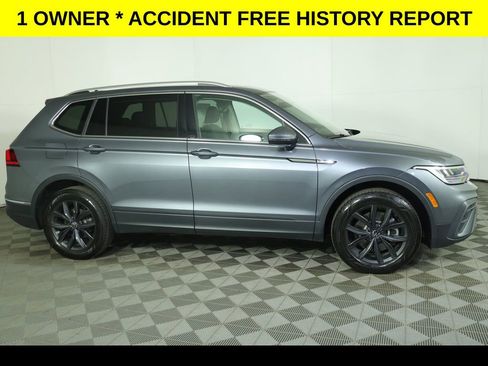 Used 2024 Volkswagen Tiguan SE w/ Panoramic Sunroof Package image 2
