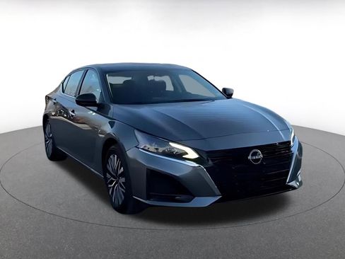 Used 2025 Nissan Altima 2.5 SV image 3