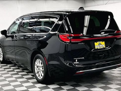 Used 2023 Chrysler Pacifica Touring-L FWD image 2