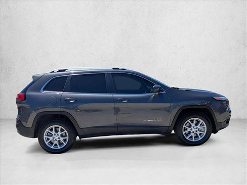 Used 2017 Jeep Cherokee Latitude w/ Comfort & Sound Group AWD/4WD image 4