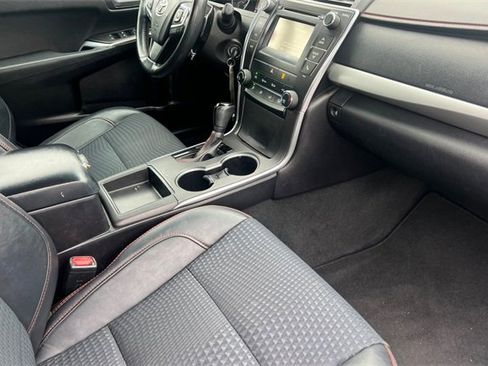 Used 2015 Toyota Camry SE image 18